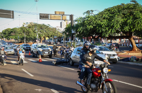 Trânsito fica tumultuado após acidente entre carro e moto na Afonso Pena 