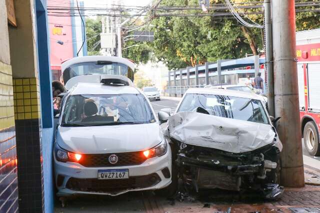 Carros v&atilde;o parar na cal&ccedil;ada ap&oacute;s acidente em cruzamento na Rua Rui Barbosa