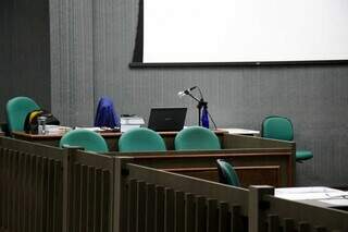 Banco dos réus vazio durante o julgamento nesta terça-feira (Foto: Henrique Kawaminami)