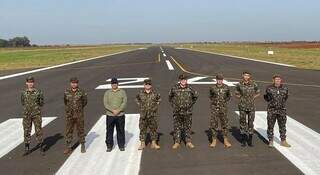 Militares do Exército posando para foto na pista ampliada (Foto: Exército Brasileiro)