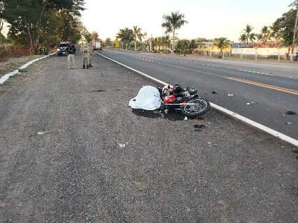 Motociclista morre em acidente e condutor de carreta foge 