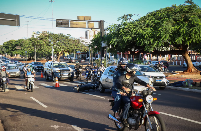 Tr&acirc;nsito fica tumultuado ap&oacute;s acidente entre carro e moto na Afonso Pena 