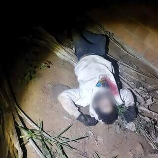 Homem morto encontrado no terreno baldio (Foto: Direto das Ruas)