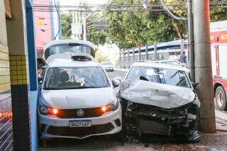 Carros ficaram prensados, entre poste e muro de empresa, na Rua Rui Barbosa (Foto: Henrique Kawaminami)