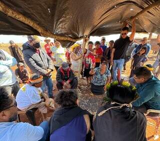 Indígenas em reunião com a comitiva da deputada Gleice Jane (PT) (Foto: Divulgação)
