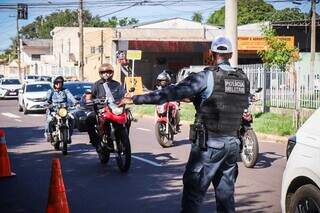 Fiscalização da Polícia Militar de Trânsito em Campo Grande (Foto: Henrique Kawaminami)