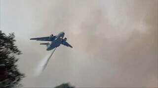 Aeronave KC-390 sobrevoa o bioma pantaneiro e descarrega litros de água sobre focos de incêndio. (Foto: Reprodução/FAB)