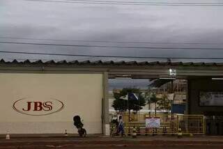 Fachada da JBS de cidade de Dourados (Foto: Helio de Freitas/Arquivo Campo Grande News)