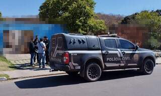 Viatura da Polícia Civil em frente a residência onde mandado de busca e apreensão foi cumprido. (Foto: Reprodução)