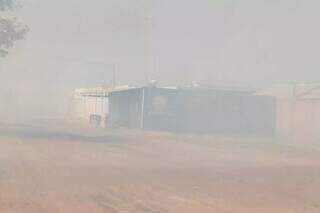 Casas ficaram encobertas por fumaça (Foto: Direto das Ruas)