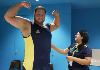 Rafael Silva provando roupas no Comitê Olímpico Brasileiro (Foto: Luiza Moraes/COB)