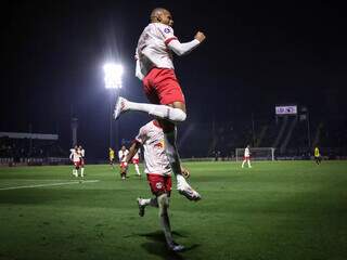 John John comemora gol da vitória com salto no gramado do Nabi Abi Chedid, casa do Massa Bruta. (Foto: Ari Ferreira/Bragantino)