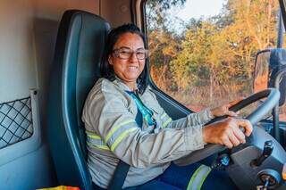 Sonia trocou escritório pela estrada e realizou sonho de dirigir caminhão de comboio (Foto: Arquivo/MS Florestal)