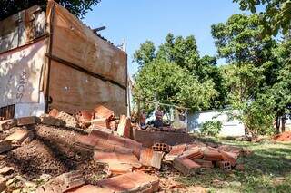 Loja de madeira do carpinteiro ao lado dos tijolos derrubados. (Foto: Henrique Kawaminami)