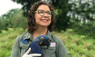 Neiva Guedes segurando ave da espécie arara-azul (Foto: Divulgação/Instituto Arara Azul) 