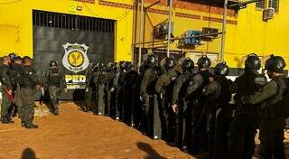 Policiais penais na entrada da Penitenciária Estadual de Dourados (Foto: Divulgação | Agepen)