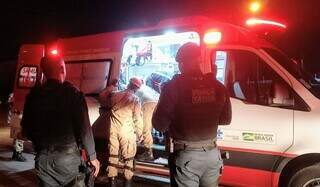 Momento em que a vítima recebia atendimento na ambulância do Samu (Foto: Alfredo Neto | JPNews)