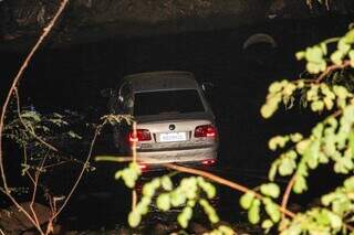 Volkswagen Polo caiu dentro do Rio Anhanduí durante a noite desta quarta-feira (24). (Foto: Juliano Almeida)