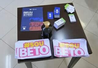 Adesivos do candidato a prefeito Beto Pereira eram distribuídos durante convenção (Foto: Paulo Francis)