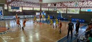 Jogadores de basquete sub-18 disputando jogo no Cemte (Foto: Divulgação)