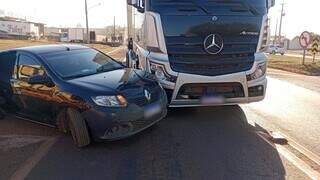  A colisão lateral entre o Renault Logan e a carreta Mercedes Actros não deixou muitos estragos, mas deixou trânsito lento na BR-163 (Foto: Direto das Ruas)