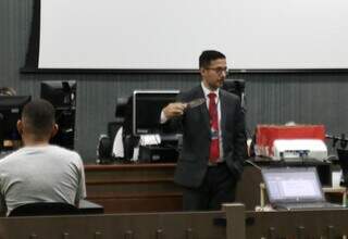 Faca utilizada no crime foi mostrada ao réu e jurados durante sessão (Foto: Osmar Daniel)