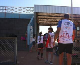 Atletas saindo do campo e pista de treinamentos para túnel (Foto: Osmar Veiga)