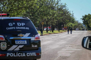 Viatura da 6ª Delegacia de Polícia Civil durante diligências em avenida. (Foto: Arquivo/Campo Grande News)