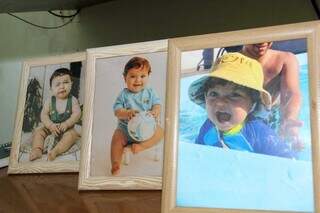 Sandra tem fotos do neto Benício espalhadas pela sala da casa (Foto: Juliano Almeida)