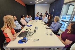 Equipe da Semadesc, Fecomércio e Senac durante assinatura do convênio para incentivar práticas inovadoras nas empresas (Foto: Mairinco de Pauda/Semadesc)