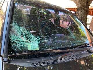 Vidro de veículo danificado; sitiantes acusam indígenas (Foto: Direto das Ruas)