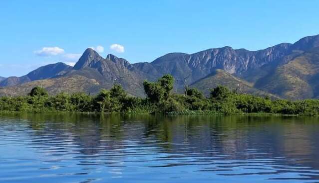 Fogo na fronteira com Bol&iacute;via p&otilde;e Serra do Amolar em alerta