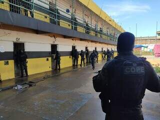 Policiais durante vistorias em presídios. (Foto: Divulgação)