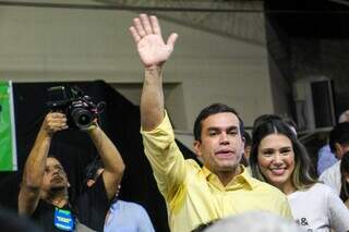 Beto Pereira acena a apoiadores durante convenção do PSDB (Foto: Juliano Almeida)
