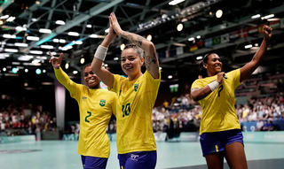 Jogadoras do Brasil comemorando vitória sobre a Espanha (Foto: Alexandre Loureiro/COB)