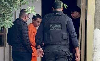Carlos (roupa laranja) com policiais civis e penais no dia da reprodução simulada (Foto: Jornal da Nova)
