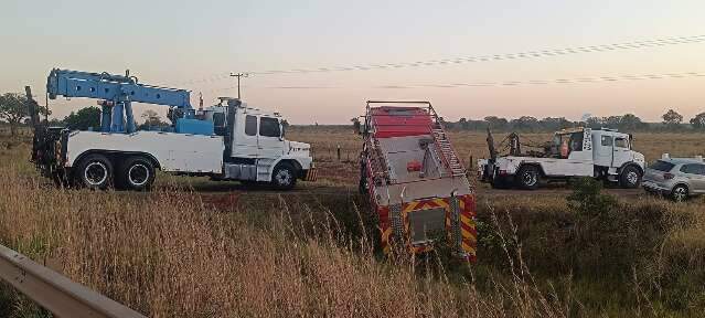 Caminh&atilde;o do Corpo de Bombeiros cai em vala ap&oacute;s controlar inc&ecirc;ndio em carro