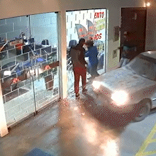 Bandidos de carro destroem fachada de loja e furtam capacetes; veja o vídeo 