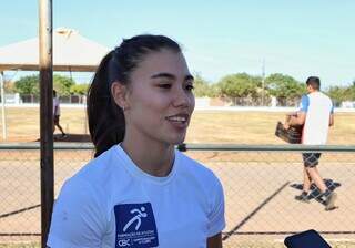 Atleta Carina Cabral, de 19 anos, em entrevista ao lado da pista de atletismo (Foto: Osmar Veiga)
