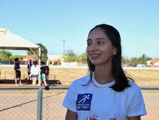 Isabelly Rodrigues, de 19 anos, dando entrevista ao lado da pista (Foto: Osmar Veiga)
