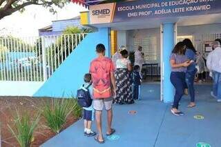 Pais e alunos entram em Emei (Escola Municipal de Educação Infantil). (Foto: Paulo Francis/Arquivo)
