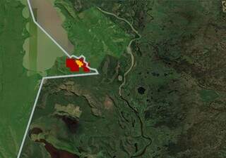 Linha branca separa território boliviano (à esq.) do brasileiro (à dir.). Área em vermelho possui focos de incêndio (Imagem de satélite: Reprodução/Corpo de Bombeiros de MS)