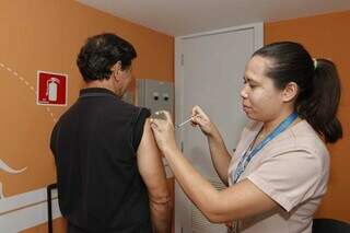Homem é imunizado na sala de vacinação de shopping da Capital (Foto: Paulo Francis/Arquivo)