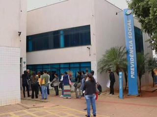 Movimentação em frente à agência do INSS, em Campo Grande. (Foto: Henrique Kawaminami, Arquivo/Campo Grande News)