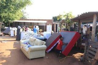 Famílias retiraram objetos e eletrodomésticos antes que fogo atingisse barracos (Foto: Paulo Francis)