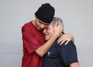 Paulo dá abraço em Valdir, que à reportagem é descrito como pessoa de &#34;coração imenso&#34; (Foto: Osmar Veiga)