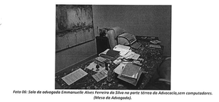 Imagem em relatório do Gaeco (anexado a processo por estelionato) mostra mesa bagunçada. (Foto: Reprodução)