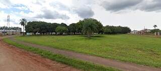 Área verde com pista de caminhada no Jardim Itamaracá, que faz parte do Bairro Rita Vieira. (Imagem: Google Earth)
