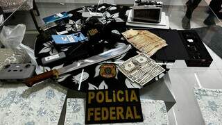 Dinheiro, pistola e celulares (alguns danificados por Douglas), apreendidos na casa (Foto: Divulgação)