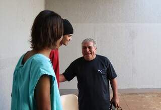  3º personagem da história, João Valdir é recebido com sorrisos pelos rapazes. (Foto: Osmar Veiga)